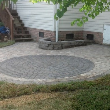 Cobblestone patio w/ circle and planter