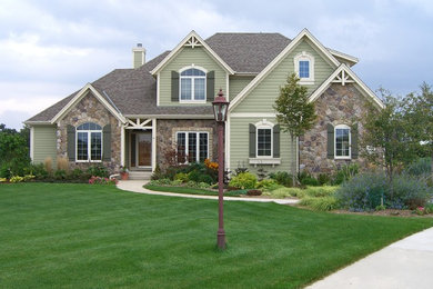 This is an example of an expansive traditional front yard partial sun garden in Milwaukee.