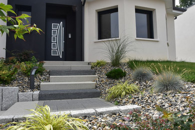 Idées déco pour un grand jardin avant contemporain avec un foyer extérieur et une exposition ensoleillée.