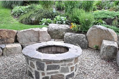 Garten hinter dem Haus mit Feuerstelle und Natursteinplatten in Philadelphia