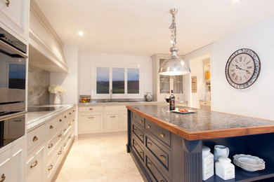 Photo of a beach style kitchen in Gold Coast - Tweed.