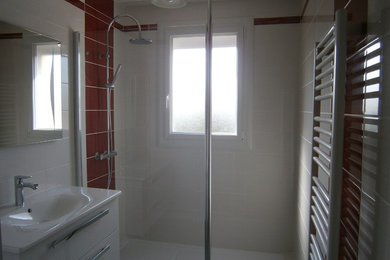 Salle de bain rouge et blanc