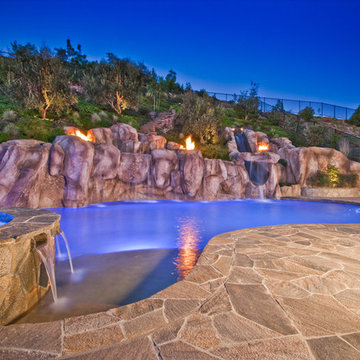 Custom Pools & Spas