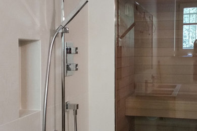 Esempio di una piccola sauna contemporanea con doccia a filo pavimento, WC sospeso, piastrelle bianche, piastrelle in gres porcellanato, pareti bianche, pavimento in gres porcellanato, pavimento bianco e porta doccia a battente