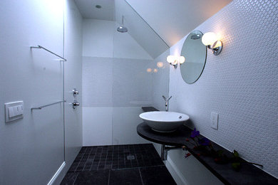 Example of a minimalist bathroom design in San Francisco