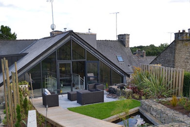 Aménagement d'une façade de maison contemporaine en pierre à deux étages et plus.