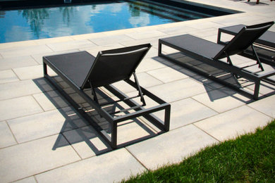 Идея дизайна: прямоугольный бассейн среднего размера на заднем дворе в стиле модернизм с мощением тротуарной плиткой