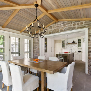 Esempio di una piccola sala da pranzo aperta verso la cucina chic con pareti grigie, pavimento in gres porcellanato, pavimento grigio e soffitto in perlinato