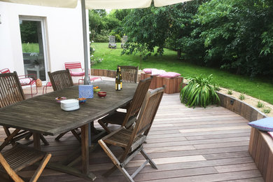 Inspiration pour une terrasse design de taille moyenne avec un foyer extérieur.