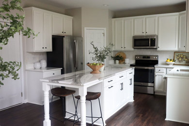 Kitchen - farmhouse kitchen idea in Nashville