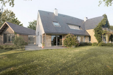 Réalisation d'une petite façade de maison en bois et bardage à clin à un étage avec un toit à deux pans, un toit mixte et un toit gris.