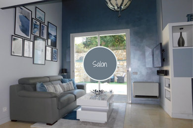 Idée de décoration pour un salon gris et blanc design de taille moyenne et ouvert avec un mur gris, un sol en carrelage de porcelaine, aucune cheminée, un téléviseur fixé au mur et un sol beige.