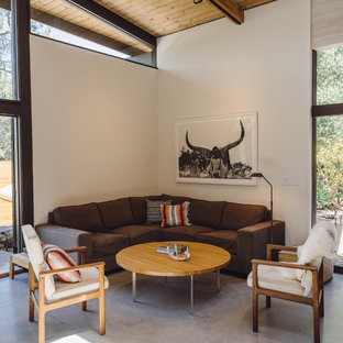 Mittelgroßes, Fernseherloses, Offenes Mediterranes Wohnzimmer ohne Kamin mit weißer Wandfarbe, Betonboden und grauem Boden in Los Angeles