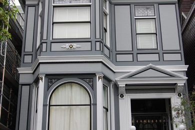 Photo of an arts and crafts two-storey grey exterior in San Francisco.