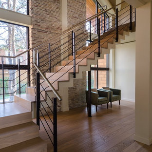Новые идеи обустройства дома: п-образная лестница в современном стиле с деревянными ступенями, деревянными подступенками и металлическими перилами