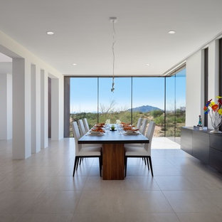 フェニックスの小さいモダンスタイルのLDKの画像 (白い壁、磁器タイルの床、暖炉なし、ベージュの床)