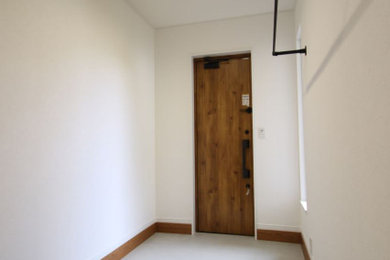 Foto de hall blanco industrial con paredes blancas, suelo de cemento, puerta simple, puerta de madera en tonos medios, suelo gris, papel pintado y papel pintado