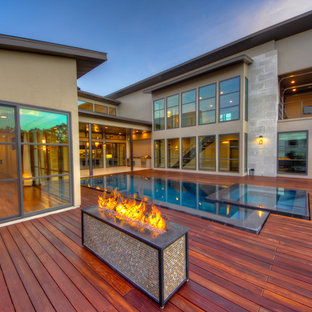 Moderner Pool mit Dielen in Austin