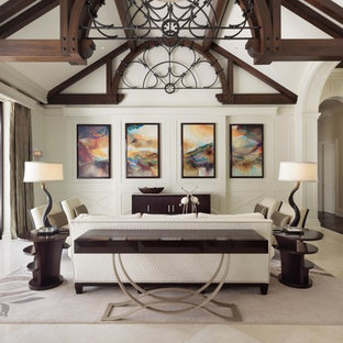 Offenes Mediterranes Wohnzimmer mit weißer Wandfarbe, verstecktem TV und beigem Boden in Miami