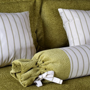 Esempio di una grande camera da letto stile loft etnica con pareti beige, moquette e pavimento beige