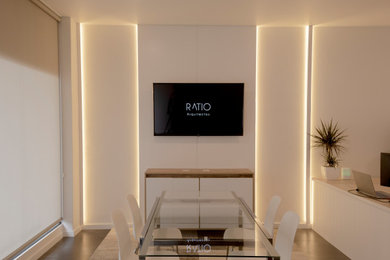Foto de estudio contemporáneo pequeño con paredes blancas, suelo de baldosas de cerámica, escritorio independiente, suelo marrón y panelado