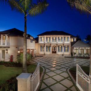 Geräumiges, Zweistöckiges Tropenstil Haus mit Walmdach in Miami