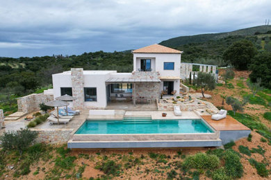 Foto de casa de la piscina y piscina infinita tradicional renovada rectangular en patio con suelo de baldosas
