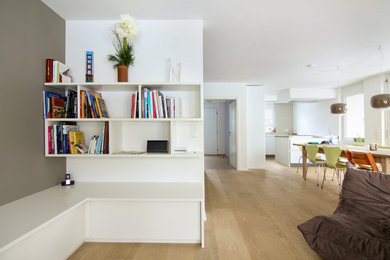 Modernes Wohnzimmer mit hellem Holzboden in Sonstige