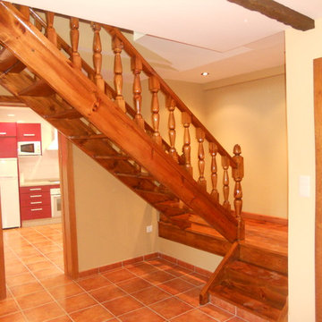 ESCALERA DE MADERA ORIGINAL DE LA VIVIENDA RECONSTRUIDA Y RESTAURADA