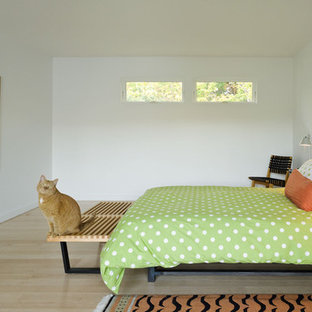 Réalisation d'une chambre champêtre avec un mur blanc et un sol en bois clair.