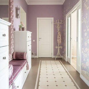 Foto di un piccolo corridoio classico con pareti viola
