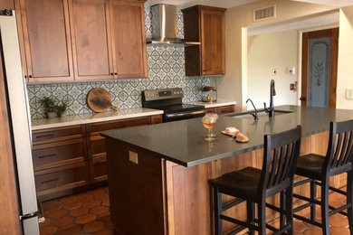 フェニックスにある高級な中くらいなトランジショナルスタイルのおしゃれなキッチンの写真