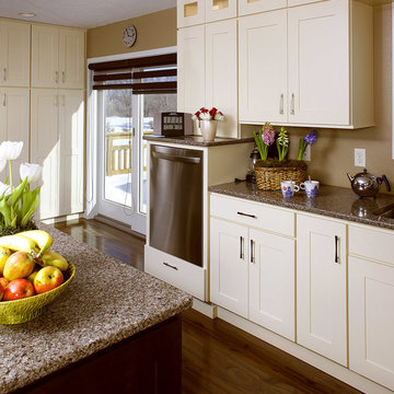 Door style: Pendleton W | Species: Maple | Finish: Linen