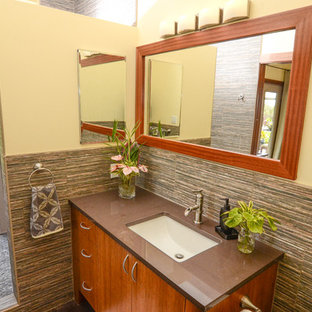 Kolonialstil Badezimmer mit gelber Wandfarbe Ideen, Design & Bilder