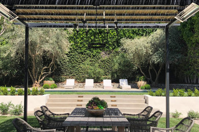 Example of a transitional patio design in Los Angeles