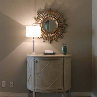 フェニックスの中サイズの片開きドアコンテンポラリースタイルのおしゃれな玄関ロビー (緑の壁、磁器タイルの床) の写真