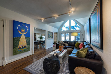 Offenes, Großes Modernes Wohnzimmer mit weißer Wandfarbe, braunem Holzboden, TV-Wand und braunem Boden in Dallas