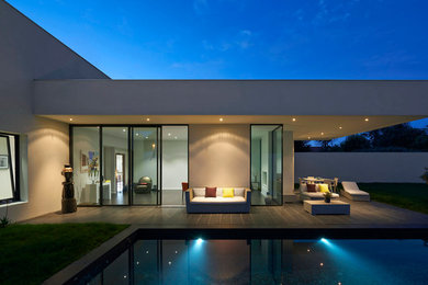 Idées déco pour une piscine contemporaine.