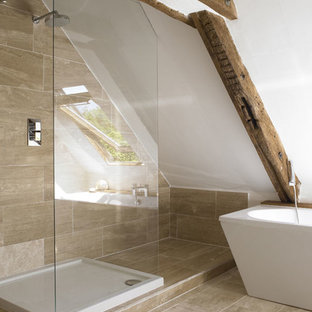Réalisation d'une petite salle de bain principale design avec une baignoire indépendante, une douche ouverte, un WC suspendu, un carrelage beige, un carrelage de pierre, un mur beige, un sol en calcaire, un lavabo suspendu et un plan de toilette en bois.