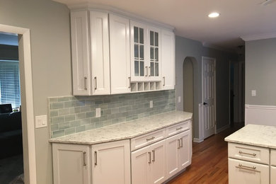 Kitchen - traditional kitchen idea in New York