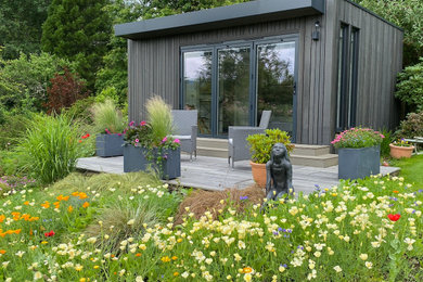 Diseño de jardín contemporáneo de tamaño medio en verano en patio trasero con exposición total al sol