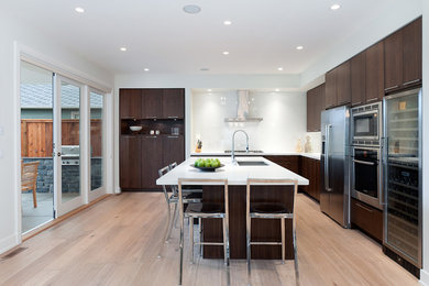 Kitchen - contemporary kitchen idea in Vancouver
