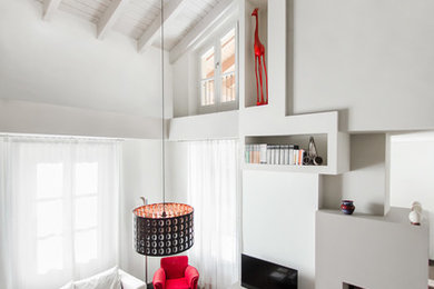 Foto di un soggiorno contemporaneo di medie dimensioni e stile loft con pareti grigie, parquet scuro, camino bifacciale, cornice del camino in intonaco, TV autoportante e pavimento marrone