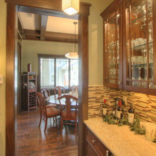 Urige Wohnküche mit dunklem Holzboden in Atlanta