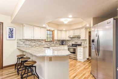 Kitchen - traditional kitchen idea in Columbus