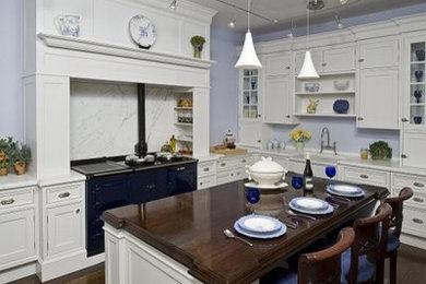 ワシントンD.C.にある高級な中くらいなトラディショナルスタイルのおしゃれなキッチン (エプロンフロントシンク、シェーカースタイル扉のキャビネット、白いキャビネット、木材カウンター、カラー調理設備、青いキッチンパネル、無垢フローリング) の写真