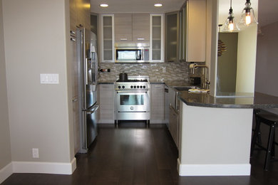 Trendy kitchen photo in Orange County
