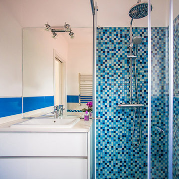 Two Bathrooms, two colors, by Architect Your Home Portugal