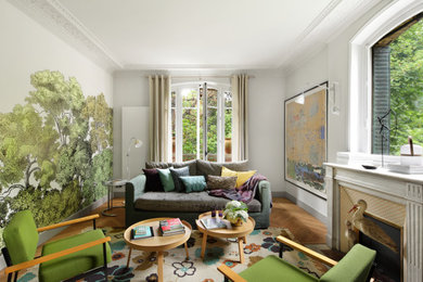 Cette photo montre un salon de taille moyenne et haussmannien avec un mur blanc, parquet clair, un sol beige et du papier peint.