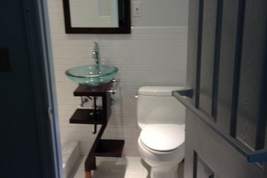 他の地域にある低価格の小さなトランジショナルスタイルのおしゃれな浴室 (ペデスタルシンク、オープン型シャワー) の写真